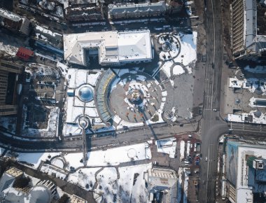 Kiev, Ukrayna - 11 Mart, 2018: Kiev Maidan Nezalezhnosti meydanda. Genel gider dron fotoğraf heykel bağımsızlık merkezi Ukrayna başkenti. Altın heykelini mermer Anıtı. Havadan fotoğraf