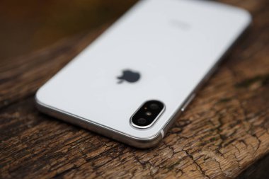 Mariupol, Ukraine-25 Ekim, 2017: Akıllı telefon modeli x yeni iphone. Trendy beyaz iphone 10 modeli. Modern cep telefonu modeli makro. Çift fotoğraf kamera lens arka