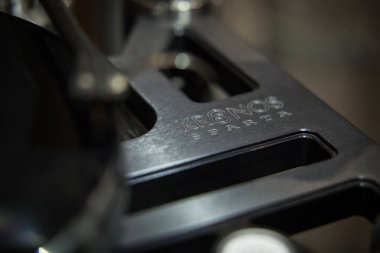 Moskova - 25 Şubat, 2017: büyük pikap vinil kayıtları oyuncu expo bir salonda. Fuar ses meraklıları için hifi ses ekipmanları satışı. Analog tablo vinil ses sistemi açın. El yapımı Merhaba-Fi oyuncu