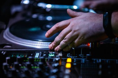 Kiev-4 Temmuz, 2018: Hip hop dj vinil kayıtlar Technics Sl-1210 turntable ile çizikler. Profesyonel DJ ses ekipmanları konser sahne gece kulübü. Techno müzik parti için DJs kurulumu 