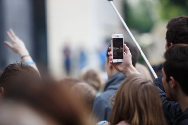 Moskova - 14 Jujy, 2017: müzik fan film konser Noize MC ile akıllı telefon elinde. Konser izleyici en sevdiğim müzisyen fotoğraflarını akıllı telefonlar ile oynamak canlı dizi Sahne Alanı'nda