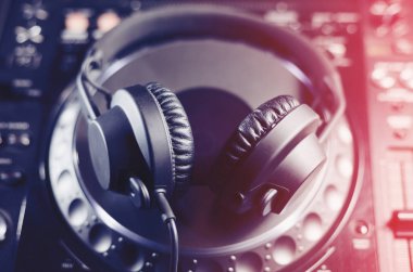 Cd müzik disk oynatıcı stüdyo, etkinlik, konser için Dj. üst sınıf ses ekipmanları için kulaklıklar. Yaygın olarak kullanılan profesyonel DJ '. Makro, yakın