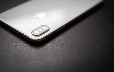 Kiev, Ukrayna-27 Eylül, 2018:Iphone Xs modeli. Beyaz ve gümüş renkli yeni Apple on Es. Modern smartphone kavramı zekâ çift fotoğraf kamera lensler cam arka panel. Lüks cep telefonu kapat