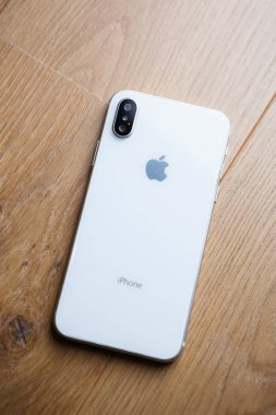 Mariupol, Ukraine-25 Ekim, 2017: Akıllı telefon modeli x yeni iphone. Trendy beyaz iphone 10 modeli. Modern cep telefonu modeli makro. Çift fotoğraf kamera lens arka