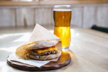 Geleneksel Sırp burger ve taze bira cam. Bar snack ve alkollü içecek menüsü. Kızarmış et yemek yemek ve demlendi zanaat alkol içkinin tadını çıkarın