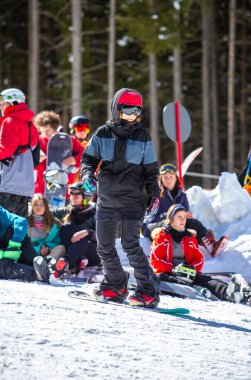 Bukovel, Ukrayna-19 Mart, 2018: Grup snowboard ve ücretsiz Kayak biniciler Karpat Dağları'nda yolda