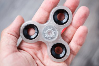 Popüler parmak spinner aygıt ile boy oynayın. Modern topluca iplik oyuncak yatakları üzerinde. Elinde sıralayacağız ve serin yeni püf noktaları öğrenin. Bu yeni dönen becerikli alet ile eğlenin.