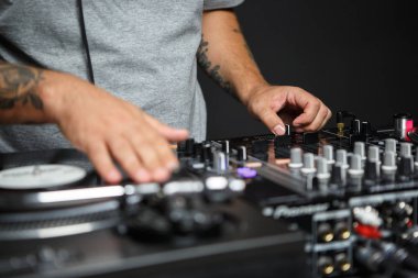 Kiev-28 Temmuz, 2018: Hip hop dj buz çizikler vinil kayıtlar üzerinde Technics Sl 1210 turntable içinde ses kayıt stüdyosu