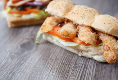 Taze sandviç domates, jambon ve parmesan peynir dilimi, Siyah Zeytin ve kafede masada hardal sosu ile. Fast food Restoran Menü kapatın. Delicious sokak yiyecek çanak. 