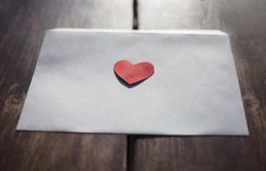 Kırmızı kalp şeklinde rakam ile beyaz zarf kağıttan kesilmiş. El aşk mektubu Saint Sevgililer günü kutlaması için hazırlanmış. 14 Şubat ile el yapımı kartpostal kutlamak. İnsanlara göndermek posta kartları seviyorum