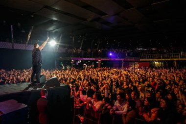 Moskova - 30 Kasım, 2016: popüler rap şarkıcısı şarkı gece kulübünde sahnede. Büyük müzik kulübünde konser göster. Parlak sahne aydınlatma, kalabalık dans pistine. Rapçi şarkı canlı. Eğlence olay