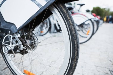 Bisiklet Tekerleği otopark kentsel sokakta park edilmiş. Şehir ulaşım Kiralık. Yeşil güç tranposrt. Pedallar vurmak ve şehir sokakları hızlı ve güvenli yolculuk