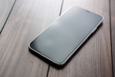 Mariupol, Ukraine - 27 Ekim, 2017: yeni Iphone X modeli yakın çekim. Modern hareket eden telefon ile değmek perde ve çift kamera lens. Trendy Apple Iphone 10 durum