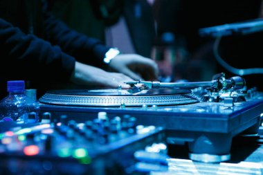 Moskova - 15 Kasım, 2016: profesyonel Dj dijital döner. Kulüp teknik oyuncu gösterisini oynat. DJ elinde vinil rekor müzik parçaları ile sıfırdan