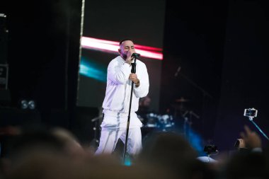 Moskova - 2 Haziran, 2016: popüler Rus rap şarkıcısı L'One açık hava müzik festivali canlı performans.