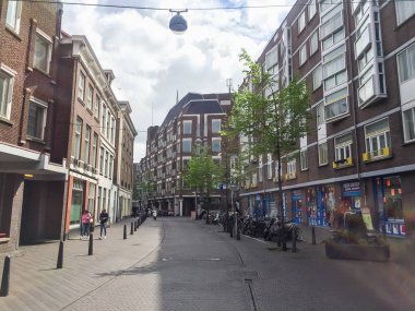 Den Haag, Hollanda-25 Nisan, 2018: Şehir sokak Den Haag Hollanda'nın eski geleneksel evlerde.