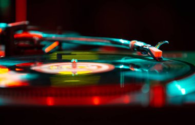 Profesyonel dj pikap ile vinil plak yuvarlak yüzey. Hip hop djs müzik salonunda konser sahne kurulumunu çalıştırın. DJ setuo parti gece kulübü için. Çizik ve parça yüksek kalite dönüş tablo oyuncu ile remix