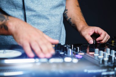 Profesyonel DJ çizikler vinil kayıtlar hip hop müzik gece kulübü parti olay ile. Yüksek kaliteli ses ekipman pro disk jokey için. Müzik parçaları aşamasında karıştırma müzisyen elleri odaklanmak