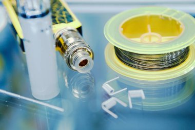 Vape Dükkanı. Modern vaping cihaz bakım ve yükseltme bölümlerinde kapatın. O popualr ecig vaper cihaz satın. Elektronik Sigara İçilmeyen ejuice için aracı. Kutusu mod ve tel