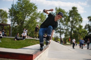 Moskova - 7 Mayıs, 2016: agresif paten rekabet Az piknik gerçekleşti, paten patenci Andrey Zaytcev 2012 yılında vefat eden anısına Sadovniki park