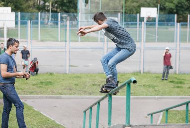 Moskova - 15 Ağustos, 2015: açık saldırgan rollerbladers tamamlama S3t Yarışması. Genç patenci adam Küpeşte üzerinde paten bileme.