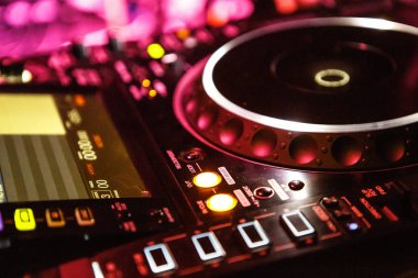 Kiev-4 Temmuz, 2018: Modern dijital Dj cd çalar dönüş konser Sahne Alanı'nda aygıt masa. Pioneer Cdj sopayla dokunmatik ekran döner gece müzikal parçaları çalmak. Sahnede profesyonel ses ekipmanları