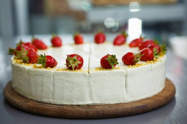 Taze çilek ve bisküvi Bankası ile lezzetli kremalı Çilekli pasta İtalyan pasta kafede servis. Lezzetli tatlı tatlı yemek restoran meny içinde