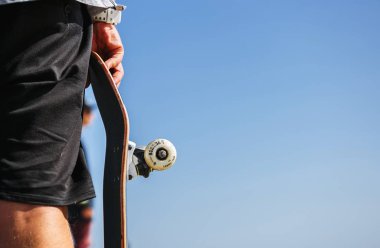 Odessa, Ukrayna-21 Ağustos, 2017: Skater boy tutar eski kaykay elinde açık skatepark içinde mini rampa üzerinde. Aşırı yaz spor rekabet arka plan. Popüler gençlik spor