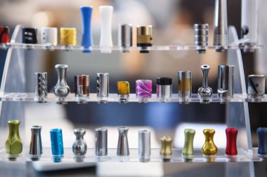 Kiev, Ukrayna-14 Nisan, 2018: yeni mouthpick yedek parça satış Vape Expo olay vaping cihazlar için. Ejuice sıvı sigara için yeni elektronik sigara Buharlaştırıcı satın.