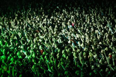 Moskova-3 Aralık 2016: gece kulübünde kalabalık dans pisti. Müzikal konser gösterisi sırasında tam gece kulübü. İnsanlar eğleniyor. Eğlence etkinliği, fanlar müzik, dalga eller zevk