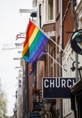 Amsterdam-1 Mayıs, 2018: Gay pride bayrak Hollanda üzerinde bar.
