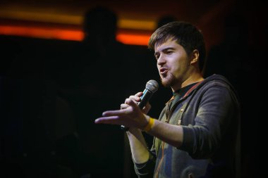 Moskova - 14 Ekim, 2016: Rus rap şarkıcısı Kravz gece kulübü Moskva sahnede büyük konser. Gösteri sahnede ısınmak ayağa