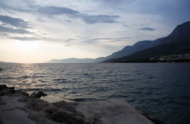 Makarska, Hırvatistan-21 Haziran, Hırvat Riviera.Beautiful akşam görünümünde Adriyatik Denizi kıyısında 2017:Sunset. Su ufukta güneş battıktan