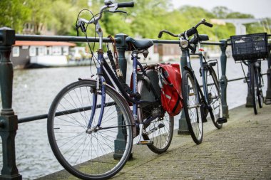 Amsterdam-1 Mayıs, 2018: Amsterdam merkezinde kanalınkıyısında Vintage Bisiklet Park. Hollanda popüler ekolojik şehir ulaşım