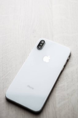 Mariupol, Ukraine - 27 Ekim, 2017: yeni Iphone X modeli yakın çekim. Modern hareket eden telefon ile değmek perde ve çift kamera lens. Trendy Apple Iphone 10 durum