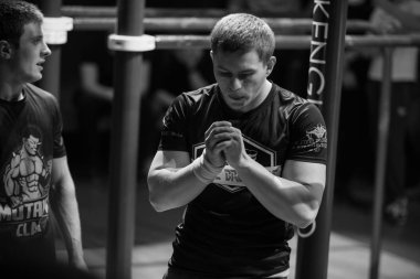 Moskova - 18 Mart, 2017: Cool iş Şampiyonası Arena Tanrılar kapalı spor salonunda dışarı. Genç sporcu iş sorunu yatay çubuklar üzerinde dışarı. Sağlıklı yaşam tarzı aktivite