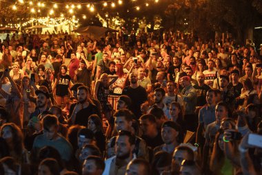 Kiev-11 Temmuz, 2018: Büyük grup genç insan geceleri açık yaz festivali Bazar hip hop müzik dinlemek. Konser izleyici dinle favoritve müzisyen için sahne alanı'nda
