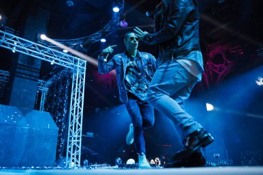 Popüler Ukraynalı dansları ve performans alanı Moskova gibi parti gibi Fm tarafından 25 Eylül, 2016 üzerinde barındırılan gece kulübünde sahneye şarkıcılar Quest tabanca Show