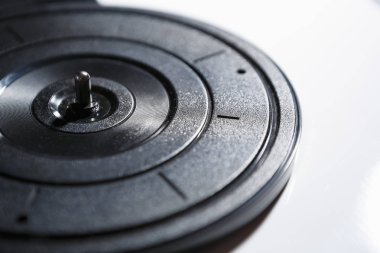 Dönüş tablo vinil kayıtları oyuncu tabağı kapatın. Boş turntable disk. Kayıt giy ve yüksek kaliteli müziğin keyfini çıkarın. Kurulan hippi müzik çalar cihazı