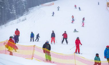 Bukovel, Ukrayna-19 Mart, 2018: Grup snowboard ve ücretsiz Kayak biniciler Karpat Dağları'nda yolda