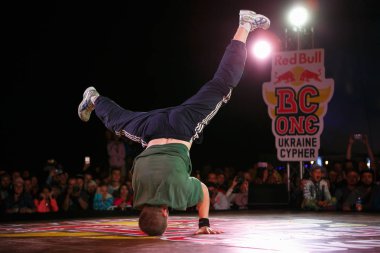 Odessa, Ukrayna-23 Ağustos, 2017: Red Bull Bc bir Cypher break dans yarışması. Break dans Şampiyonası gençlik hip hop kültürü Yaz Festivali