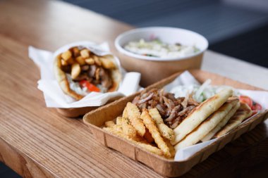 Yunan restoranı lezzetli et lokanta menüde tadını çıkarın. Lezzetli yağ abur cubur almak uzakta kağıt tabak Aperatif Cafe servis. Geleneksel Yunan mutfağı aperatifler, sağlıksız beslenme menüsü