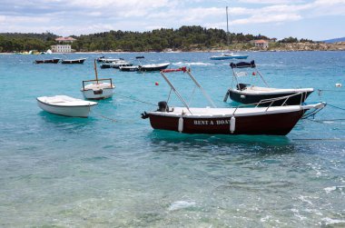 Adriyatik Denizi kıyılarının güzel deniz scape. Kiralama motorlu tekne mavi lagün su üzerinde yüzer. Yaz tatil kiralık yat al. Egzotik adaya seyahat etmek su tekne üzerinde
