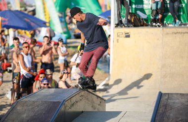 Odessa - 24 Ağustos, 2017: agresif In-Line buz pateni yarışması açık skate park doğa sporları olay.