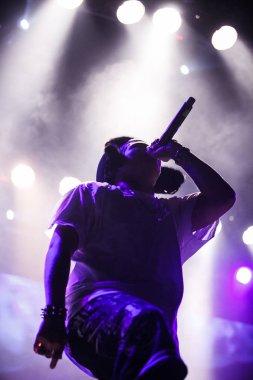 Moskova - 2 Eylül, 2016: büyük hip hop konser rapçi Yung yalın gece kulübü. Ünlü rap şarkıcısı sahnede şarkı söylüyor.