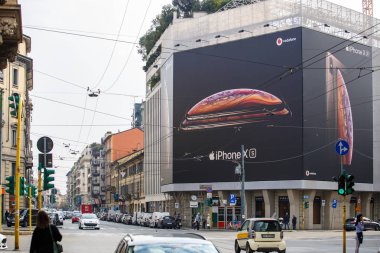 Milano, İtalya-10 Ekim, 2018: Yeni Apple Iphone Xs reklam banner Apple Store İtalyan şehir sokak üzerinde. Lüks akıllı telefon on S modeli 