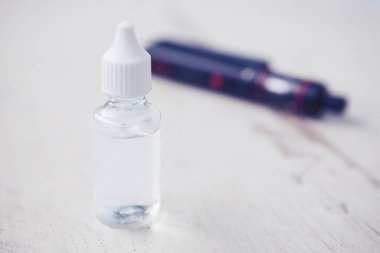 Popüler vaping e-sıvı dolum lezzetli meyve veya pasta lezzet ile. Buharlaştırıcı ve e-suyu dolum. Sıvı tütün probilen glicol ve gliserin temel ile tekrar doldur. Metin üzerinde şeffaf şişe yerleştirin.