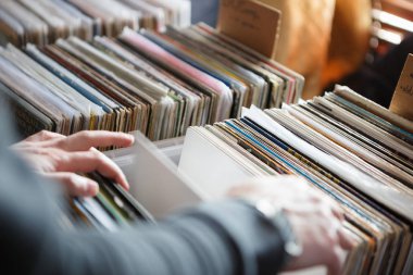 Moskova - 26 Mart, 2017: Hifi müzik severler toplandı, vinil recods müzik için turntable ile satın almak güç merkezi. DJ topluluk turntable çalmak için ses kayıtları satmak