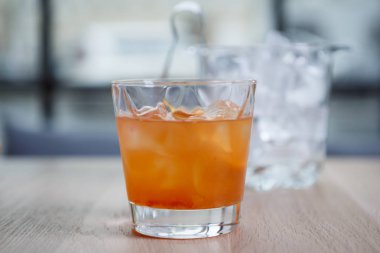 Lezzetli uzun portakal suyu ile bir içki. Tekila sunrise kokteyl Restoran. Serinletici içeceklerin keyfini çubuk