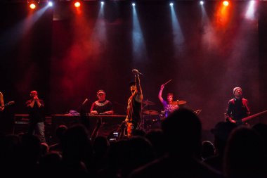 Moskova-21 Kasım 2015: Amerikan Hardcore grubun Big cool rock konser gösterisi çılgın Town. Famous musucian sahne canlı gerçekleştirmek. Beyaz rapçi adam ile dövmeler şarkı içinde mikrofon